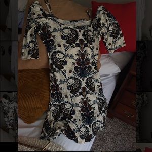 Cute patterned dress with hanging shoulders